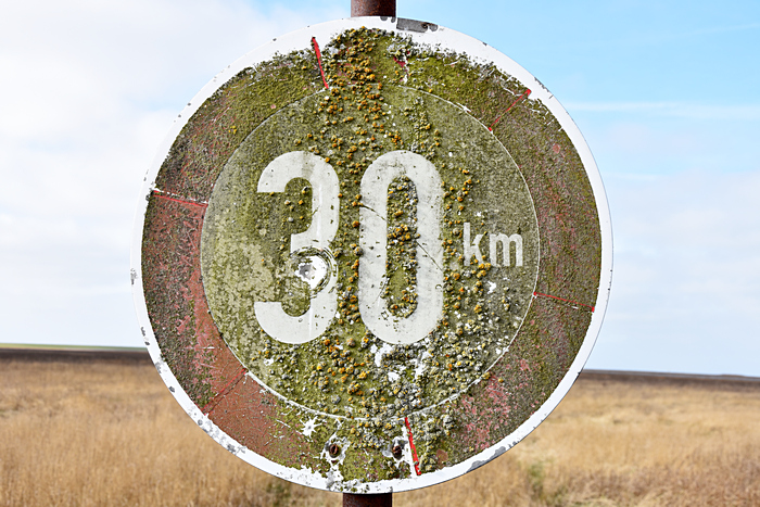 Verkehrsschild an der Zufahrt zu einer ehemaligen Bohrinsel in der Leybucht